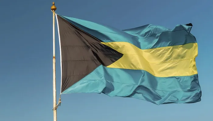 Gerahmter Druck : Die Flagge der Bahamas flattert im Wind. Gerahmter Druck : Die Flagge der Bahamas flattert im Wind.