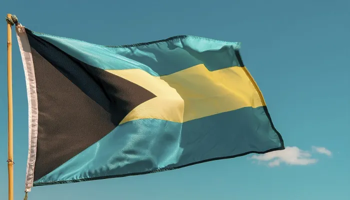 Gerahmter Druck : Die Flagge der Bahamas flattert im Wind. Gerahmter Druck : Die Flagge der Bahamas flattert im Wind.