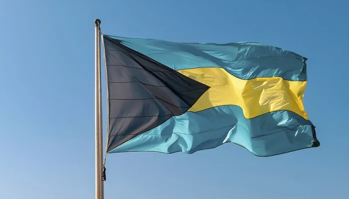 Gerahmter Druck : Die Flagge der Bahamas flattert im Wind. Gerahmter Druck : Die Flagge der Bahamas flattert im Wind.