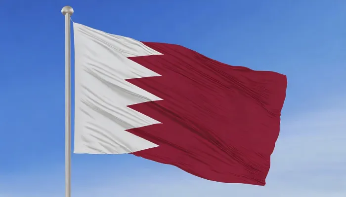 Gerahmter Druck : Die Flagge von Bahrain flattert im Wind.