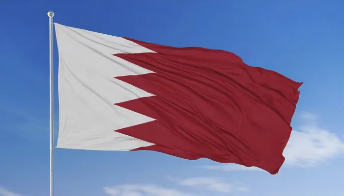 Gerahmter Druck : Die Flagge des Bahrain flattert im Wind. Gerahmter Druck : Die Flagge des Bahrain flattert im Wind.