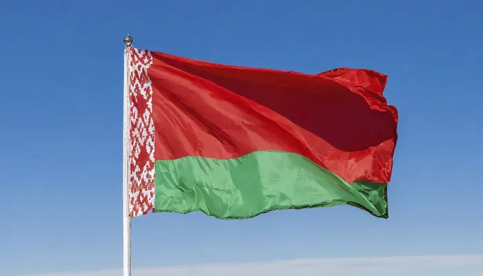 Gerahmter Druck : Die Flagge Weißrusslands flattert im Wind. Gerahmter Druck : Die Flagge Weißrusslands flattert im Wind.