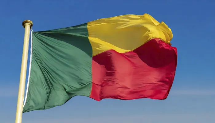 Gerahmter Druck : Die Flagge von Benin flattert im Wind. Gerahmter Druck : Die Flagge von Benin flattert im Wind.