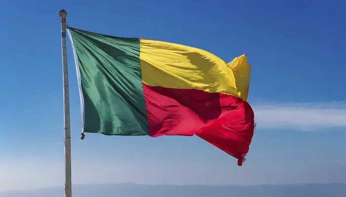 Gerahmter Druck : Die Flagge von Benin flattert im Wind. Gerahmter Druck : Die Flagge von Benin flattert im Wind.
