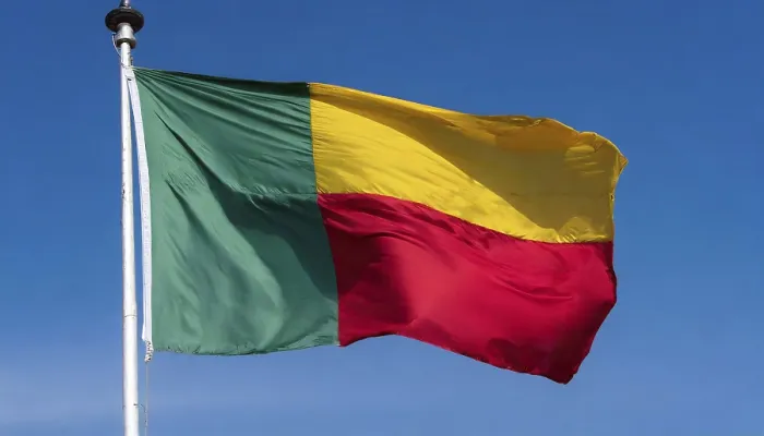 Gerahmter Druck : Die Flagge von Benin flattert im Wind. Gerahmter Druck : Die Flagge von Benin flattert im Wind.