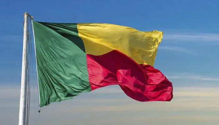 Gerahmter Druck : Die Flagge von Benin flattert im Wind. Gerahmter Druck : Die Flagge von Benin flattert im Wind.