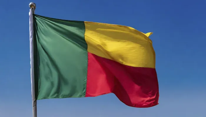 Gerahmter Druck : Die Flagge Benins flattert im Wind. Gerahmter Druck : Die Flagge Benins flattert im Wind.