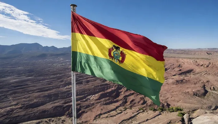 Gerahmter Druck : Die Flagge Boliviens flattert im Wind. Gerahmter Druck : Die Flagge Boliviens flattert im Wind.