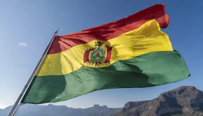 Gerahmter Druck : Die Flagge Boliviens weht im Wind. Gerahmter Druck : Die Flagge Boliviens weht im Wind.