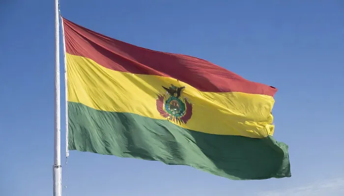 Gerahmter Druck : Die Flagge Boliviens flattert im Wind. Gerahmter Druck : Die Flagge Boliviens flattert im Wind.