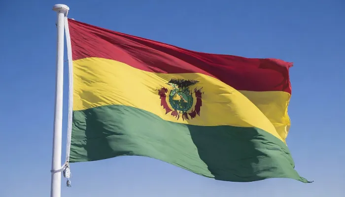 Gerahmter Druck : Die Flagge Boliviens weht im Wind. Gerahmter Druck : Die Flagge Boliviens weht im Wind.