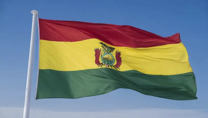 Gerahmter Druck : Die Flagge Boliviens flattert im Wind. Gerahmter Druck : Die Flagge Boliviens flattert im Wind.