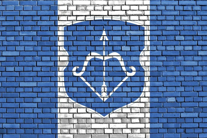 Gerahmter Druck : Flagge von Brest auf Backsteinmauer.