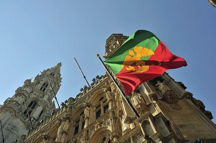 Gerahmter Druck : Das Flagge von Brüssel am Rathaus. Gerahmter Druck : Das Flagge von Brüssel am Rathaus.