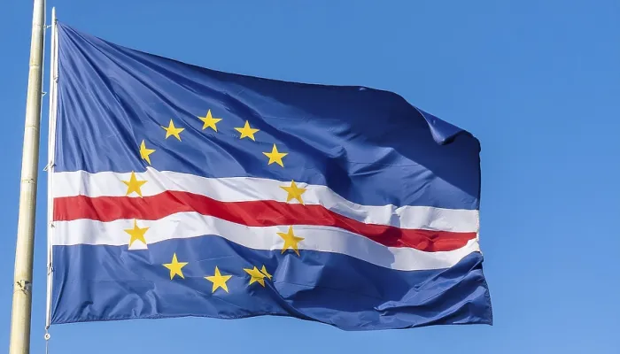 Gerahmter Druck : Die Flagge von Kap Verde flattert im Wind. Gerahmter Druck : Die Flagge von Kap Verde flattert im Wind.