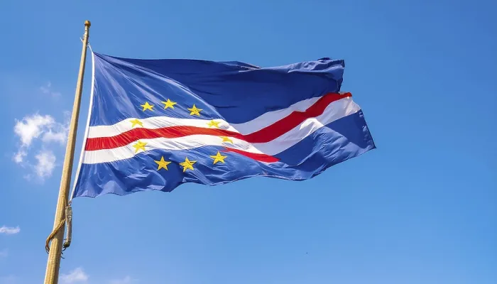 Gerahmter Druck : Die Flagge von Kap Verde flattert im Wind.