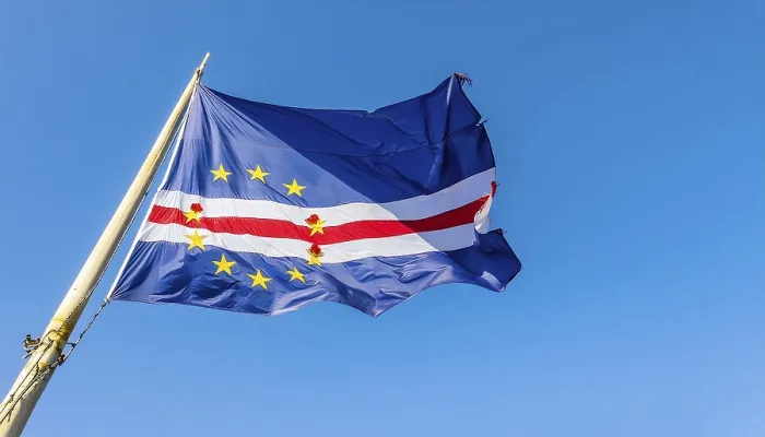 Gerahmter Druck : Die Flagge von Kap Verde flattert im Wind.