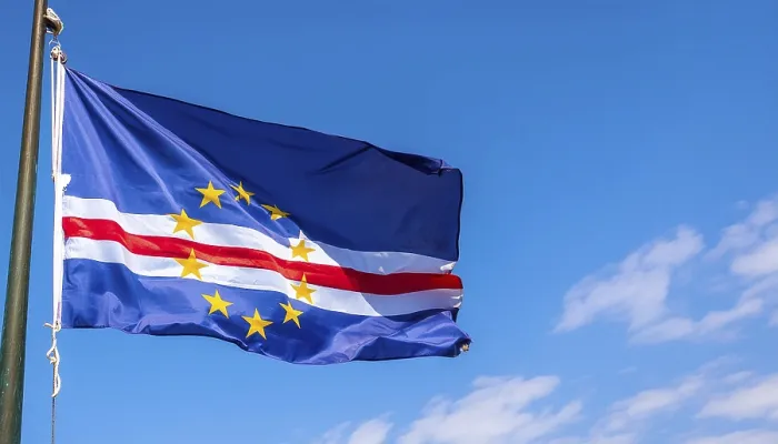 Gerahmter Druck : Die Flagge von Kap Verde flattert im Wind. Gerahmter Druck : Die Flagge von Kap Verde flattert im Wind.