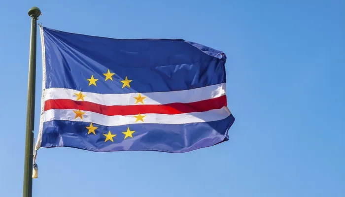 Gerahmter Druck : Die Flagge von Kap Verde flattert im Wind. Gerahmter Druck : Die Flagge von Kap Verde flattert im Wind.