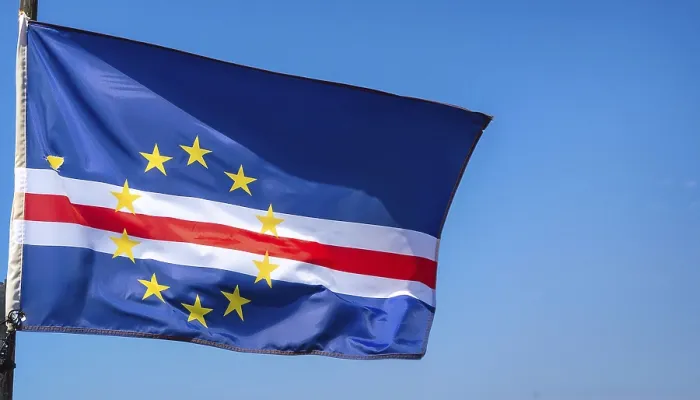 Gerahmter Druck : Die Flagge von Kap Verde flattert im Wind. Gerahmter Druck : Die Flagge von Kap Verde flattert im Wind.
