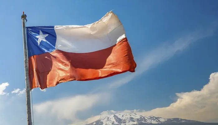 Gerahmter Druck : Die Flagge Chiles flattert im Wind. Gerahmter Druck : Die Flagge Chiles flattert im Wind.