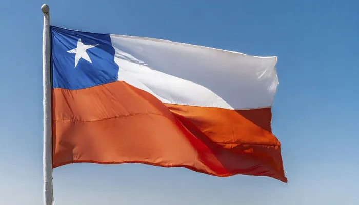 Gerahmter Druck : Die Flagge Chiles flattert im Wind.