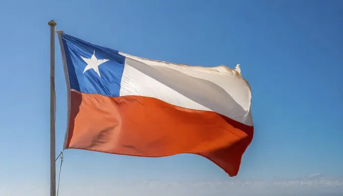 Gerahmter Druck : Die Flagge Chiles flattert im Wind. Gerahmter Druck : Die Flagge Chiles flattert im Wind.