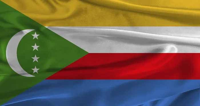 Gerahmter Druck : Flagge der Komoren mit texturiertem Stoffhintergrund. Gerahmter Druck : Flagge der Komoren mit texturiertem Stoffhintergrund.