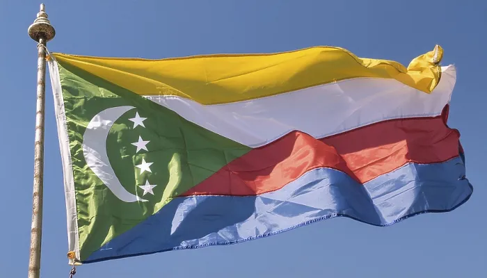 Gerahmter Druck : Die Flagge der Komoren flattert im Wind. Gerahmter Druck : Die Flagge der Komoren flattert im Wind.