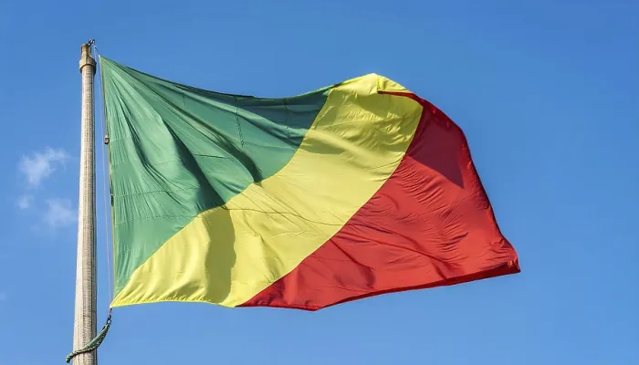 Gerahmter Druck : Die Flagge des Kongo flattert im Wind.