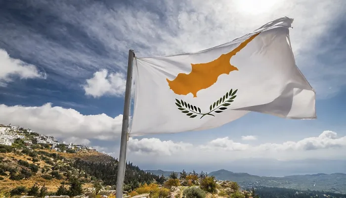 Gerahmter Druck : Die Flagge Zyperns flattert im Wind. Gerahmter Druck : Die Flagge Zyperns flattert im Wind.