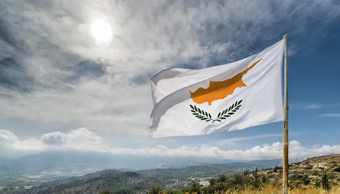 Gerahmter Druck : Die Flagge Zyperns flattert im Wind.