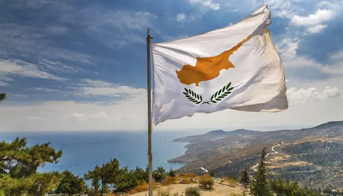 Gerahmter Druck : Das Flagge von Zypern flattert im Wind. Gerahmter Druck : Das Flagge von Zypern flattert im Wind.