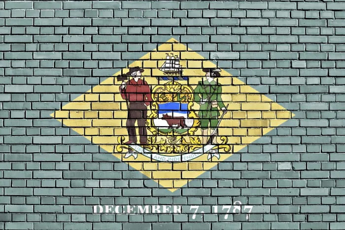 Gerahmter Druck : Flagge von Delaware auf Backsteinmauer gemalt. Gerahmter Druck : Flagge von Delaware auf Backsteinmauer gemalt.