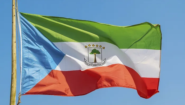 Gerahmter Druck : Die Flagge von Äquatorialguinea flattert im Wind. Gerahmter Druck : Die Flagge von Äquatorialguinea flattert im Wind.