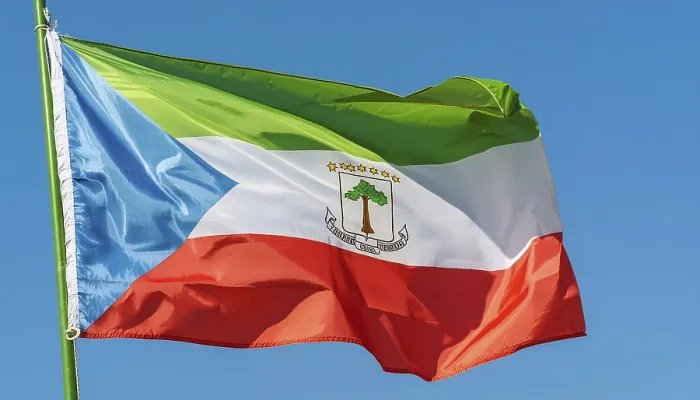 Gerahmter Druck : Die Flagge von Äquatorialguinea flattert im Wind. Gerahmter Druck : Die Flagge von Äquatorialguinea flattert im Wind.
