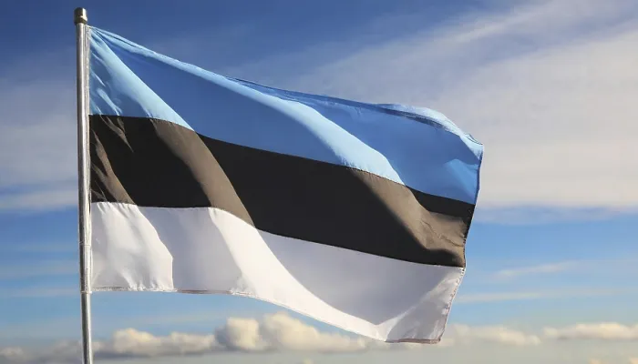Gerahmter Druck : Die Flagge Estlands flattert im Wind. Gerahmter Druck : Die Flagge Estlands flattert im Wind.