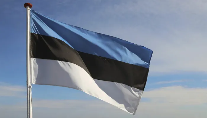 Gerahmter Druck : Die Flagge Estlands flattert im Wind. Gerahmter Druck : Die Flagge Estlands flattert im Wind.