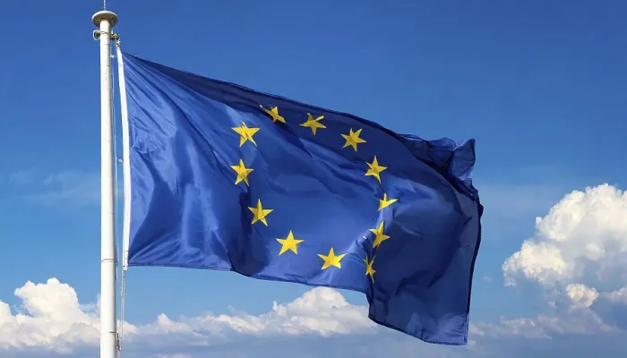 Gerahmter Druck : Die Flagge der EU flattert im Wind. Gerahmter Druck : Die Flagge der EU flattert im Wind.
