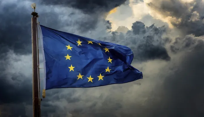 Gerahmter Druck : Die Flagge der EU flattert im Wind. Gerahmter Druck : Die Flagge der EU flattert im Wind.