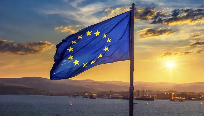 Gerahmter Druck : Die Flagge der EU flattert im Wind. Gerahmter Druck : Die Flagge der EU flattert im Wind.
