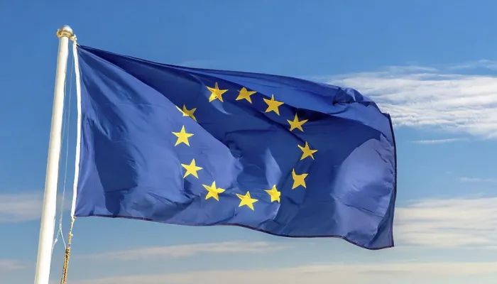 Gerahmter Druck : Die Flagge der EU flattert im Wind. Gerahmter Druck : Die Flagge der EU flattert im Wind.