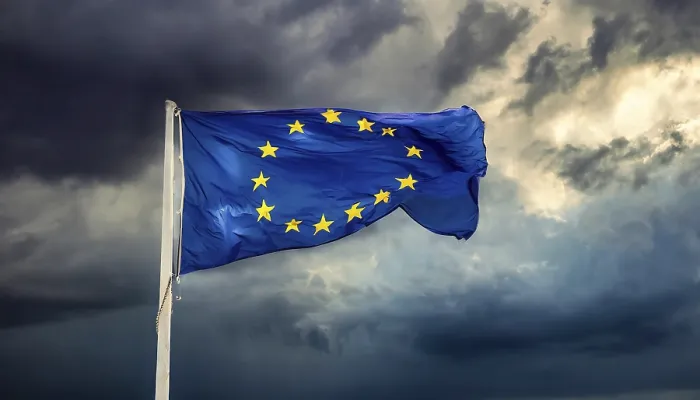 Gerahmter Druck : Die Flagge der EU flattert im Wind. Gerahmter Druck : Die Flagge der EU flattert im Wind.
