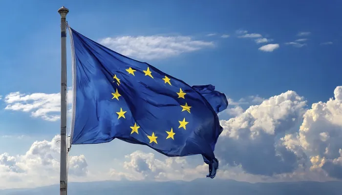 Gerahmter Druck : Die Flagge der EU flattert im Wind. Gerahmter Druck : Die Flagge der EU flattert im Wind.