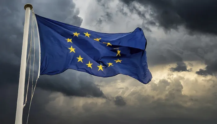 Gerahmter Druck : Die Flagge der EU flattert im Wind. Gerahmter Druck : Die Flagge der EU flattert im Wind.