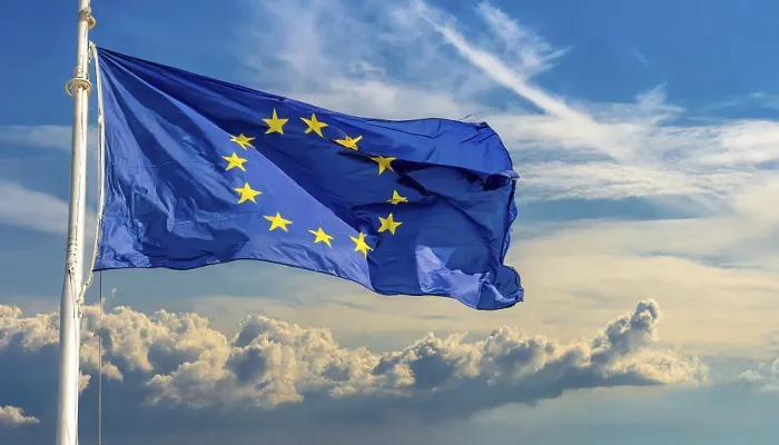 Gerahmter Druck : Die Flagge der EU flattert im Wind. Gerahmter Druck : Die Flagge der EU flattert im Wind.