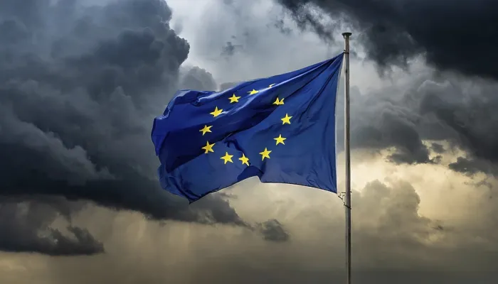 Gerahmter Druck : Die Flagge der EU flattert im Wind. Gerahmter Druck : Die Flagge der EU flattert im Wind.