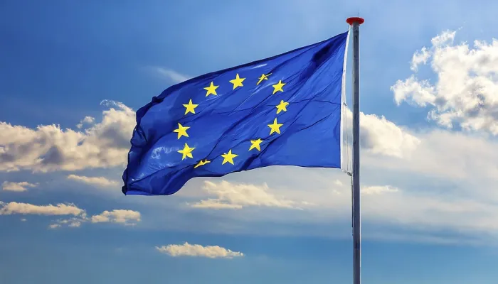Gerahmter Druck : Die Flagge der EU flattert im Wind. Gerahmter Druck : Die Flagge der EU flattert im Wind.