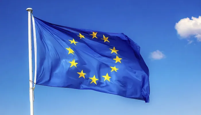 Gerahmter Druck : Die Flagge der EU flattert im Wind. Gerahmter Druck : Die Flagge der EU flattert im Wind.