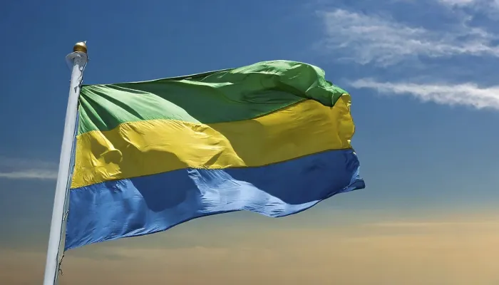 Gerahmter Druck : Die Flagge Gabuns flattert im Wind. Gerahmter Druck : Die Flagge Gabuns flattert im Wind.